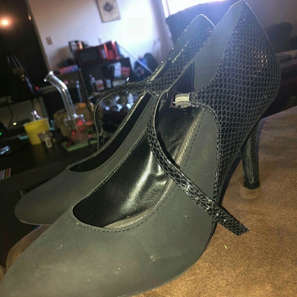 SIMPLE BLACK PUMPS